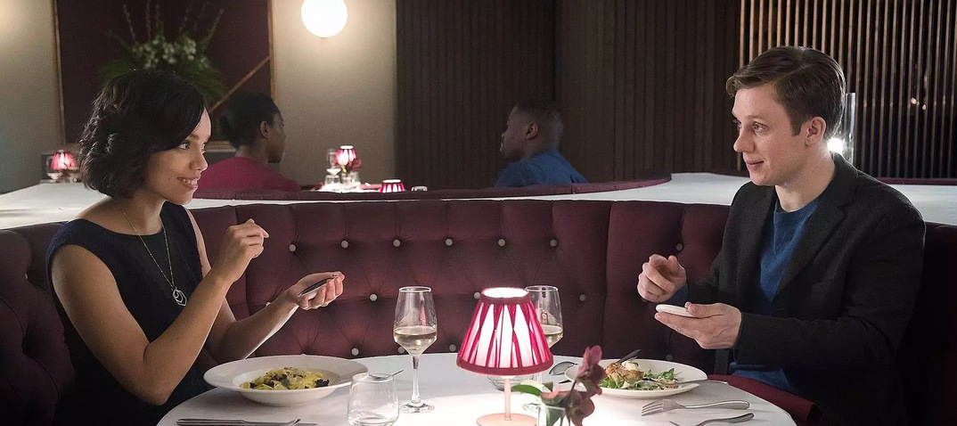 Fotograma del episodio «Hang the DJ» de la serie «Black Mirror»